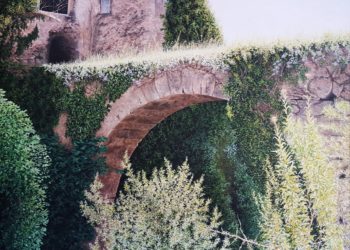 Situado en la Sierra del Segura, Albacete. Del arco de los molinos destaca los verdes y la luz que incide en la parte superior del lienzo con su vegetación.