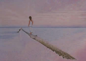 Mujer mirando hacia el horizonte sobre un tronco de madera en la orilla del mar, envuelta en colores pasteles y malvas.