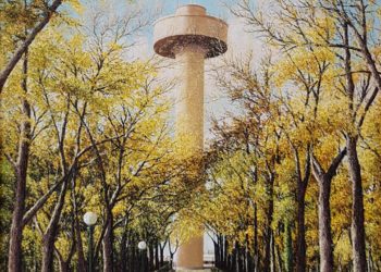 Depósito del agua de la Fiesta del Árbol con una altura de 67,3m, destacando los colores del otoño de los olmos del paseo.