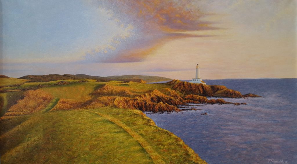 Faro situado en las costas del norte de Europa al atardecer, incidiendo la luz sobre él, los acantilados y praderas.