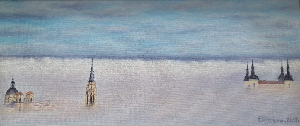 Toledo en la niebla durante un día de otoño, sobresale sobre la niebla el campanario de la catedral, los Jesuitas a la izquierda y el Alcázar a la derecha