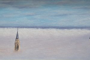 Toledo en la niebla durante un día de otoño, sobresale sobre la niebla el campanario de la catedral, los Jesuitas a la izquierda y el Alcázar a la derecha