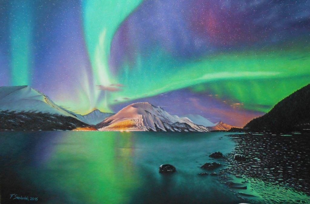 Aurora boreal con azules, verdes y violetas tan característicos, con los cielos plagados de estrellas, destacando el reflejo de la ciudad sobre las montañas.