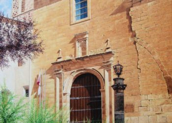 Iglesia de San Miguel, fundada en 1227 en Alcaraz (Albacete). Reseñar la puerta principal y sus muros agrietados produciendo el efecto de las sombras.