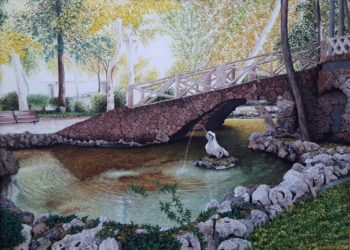Subida al templete de los jardinillos, en el parque de Albacete, destacando la barandilla de piedra, con los reflejos del agua y una de las ranas de piedra.