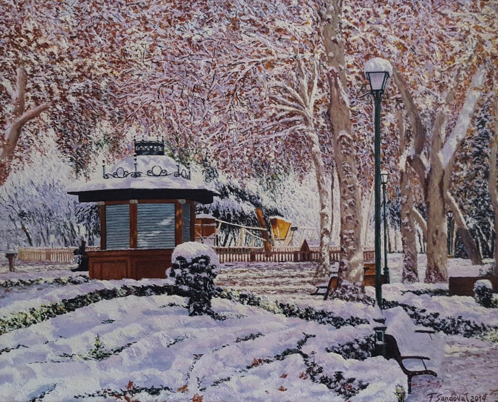 Jardinillos nevado destaca por la luminosidad que produce la nieve al incidir los rayos del sol entre los árboles en este parque de Albacete.