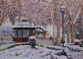 Jardinillos nevado destaca por la luminosidad que produce la nieve al incidir los rayos del sol entre los árboles en este parque de Albacete.