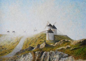 Molinos de Consuegra envueltos en la niebla otoñal, a la salida de la luz del sol incidiendo en los mismos y en las praderas que rodean dicho lugar.