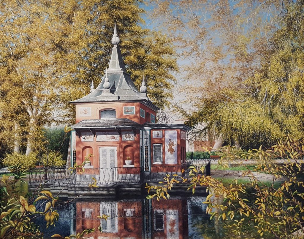 De la casita del pescador, situada en el parque del Retiro, destacar los reflejos en el estanque, la barandilla y la sombra de los árboles sobre la fachada.